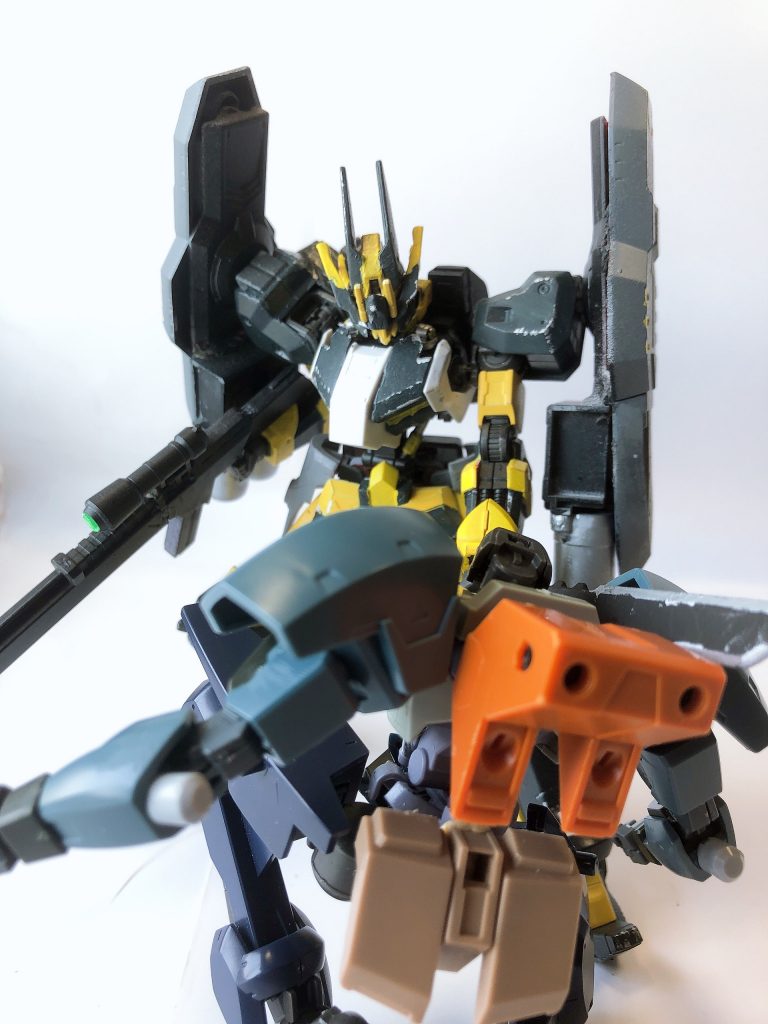 登場人物説明リアード・ラミレスラミレス家の長男であり21歳という若さで現ラミレス家の当主である。性格は基本的に自己中心的で仕事はしっかりするがまだ子供っぽい所がある。MSが好きすぎるが故に部下からも「変わり者」と言われMS工房に入り浸り大破したMSを見て顔がにやけてしまっていたり、自分で設計した機構やシステムを作ってかってにMSに搭載してダメにしたりよく無断でMSを持ち出したりなどする
爺ラミレス家に使える使用人でリアードの執事である。よくリアードに振り回されているが困る要求を必ずやり切り決して反論しないような人だがMSの操縦技術や生身の格闘戦にも長けており、まるで執事を絵に描いたような人