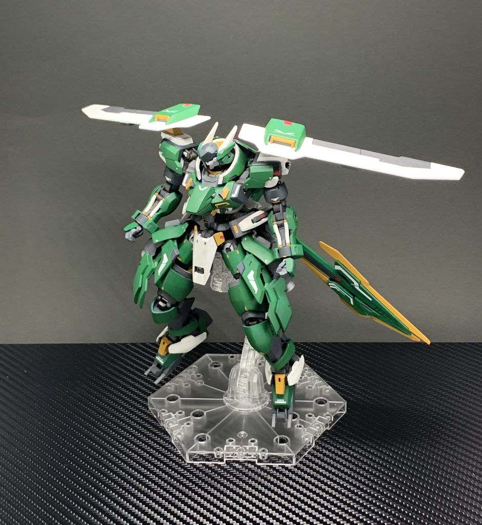 両肩の大型シールドバインダーを展開する事で