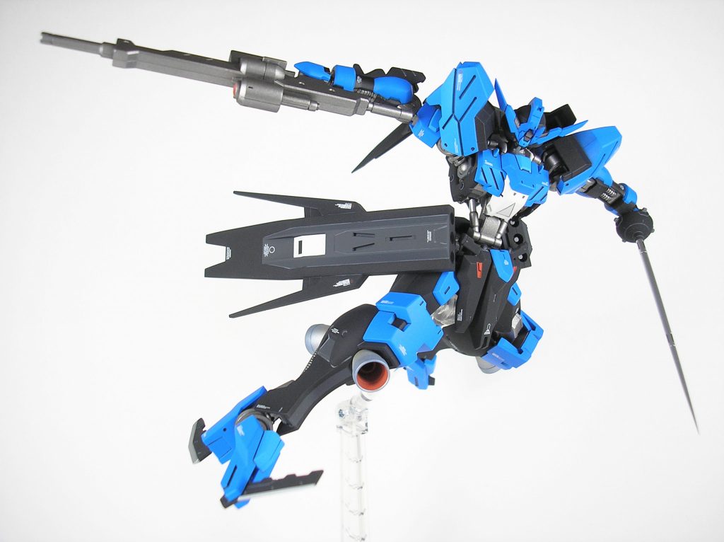 ▲ハンターエッジを展開させてアニメ初登場時に一瞬見せたポージングその3。
ハンターエッジの刃にあたる部分はシルバーに塗り分けてアクセントに。
しかし、設定ではハンターエッジに刃(切れ味)は無いようです。