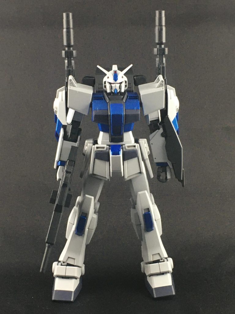 全体図です
主な改造点は膝のダクトと胸のダクトをパテ埋め
肩を陸戦型ガンダムのものに変更
左腕にシールドとしてフラウロスのパーツを接着
胸部の丸みをヤスリで角張らせました