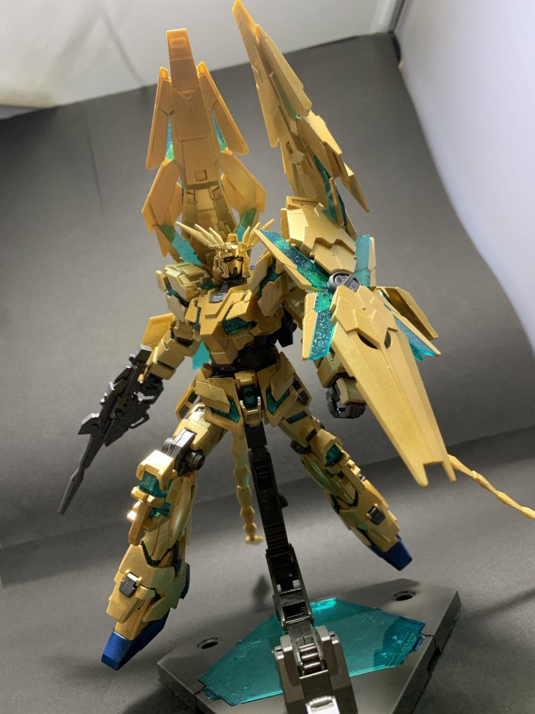 画像だとあまり伝わらないかも知れないですが、金色の装甲はアクリジョンカラーのゴールドとクリアオレンジを調合して吹き付け。
サイコフレームは本体のみ裏側をメタリックシルバーで塗装して映えるように。