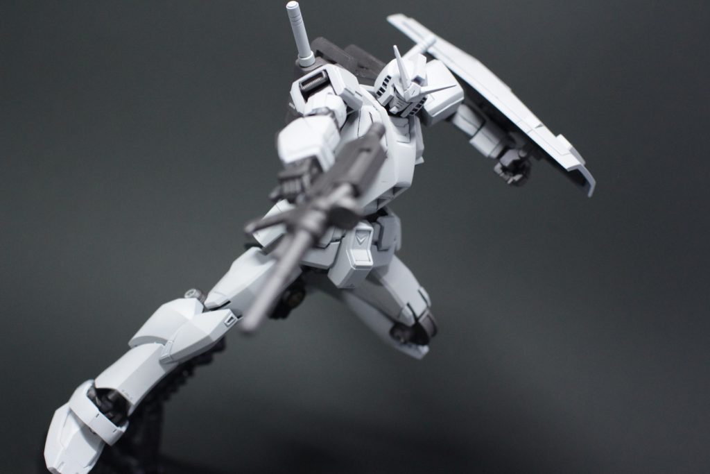 武装はビームライフル、シールド、ビームサーベル。ネット検索しても作例や設定画なんかがほとんど見つからず、YouTubeの動画と睨めっこしながら制作しました。