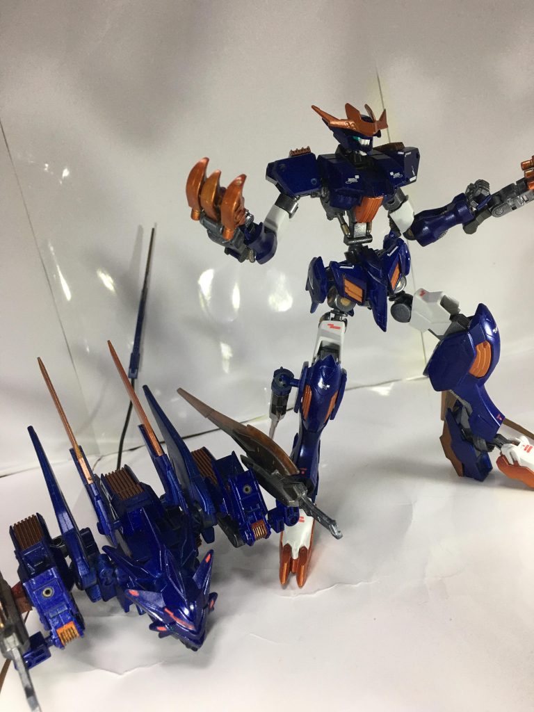 バックパックは分離して支援機としても使用できる。
分離後はクローとバインダーガンを使った徒手空拳で戦う。