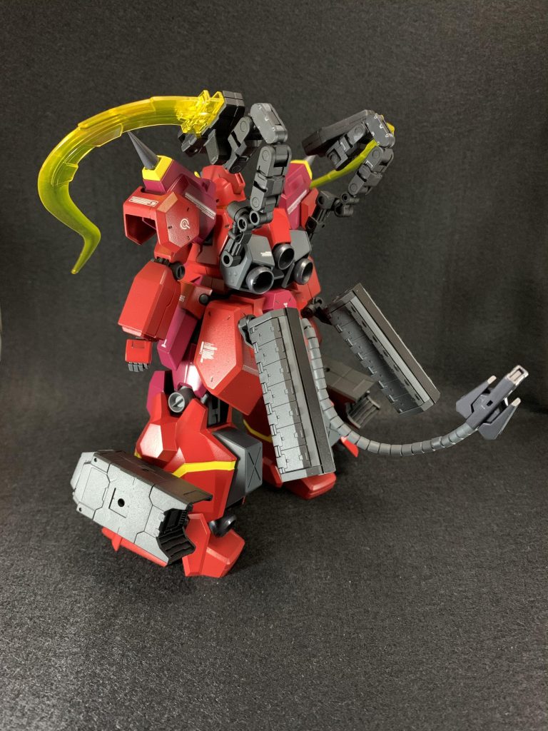 グスタフカールに少し改造したヘイズル改の頭を乗っけたのをベースとして、“マタドールガンダム”らしさを出すため、角・尻尾・鼻輪を付けました。
それぞれ武器になってます。
角=ヒートブレード?
尻尾=テイルビーム?
鼻輪= ....何だろう??
カラーリングは、本家みたいな“牛”ではなく、スペイン国旗風にしました。
ちなみに赤色は、シャアレッドとサザビーレッドを使っています。 初めて墨入れもしてみました。
肩には「NEO SPAIN」の文字も。