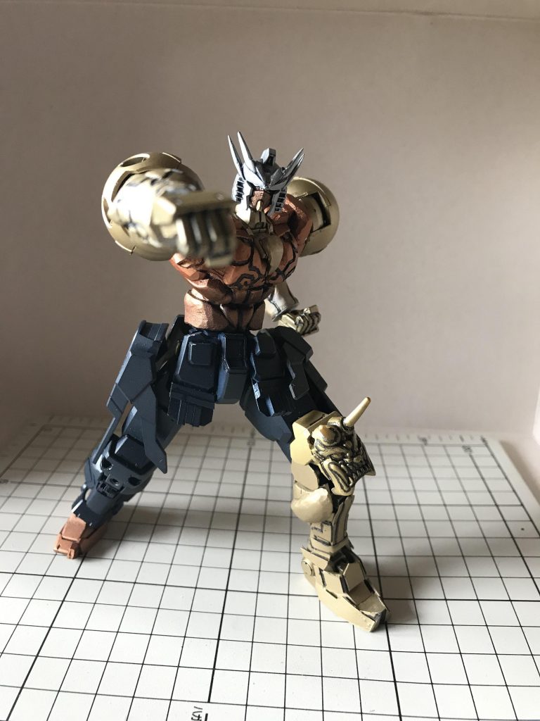 怒りのままに殴りつける！！！

身体や腕に走っている刺青状の模様はロードアストレイの高出力シリンダーをイメージしてます😁
元ネタもあるんですけどね！