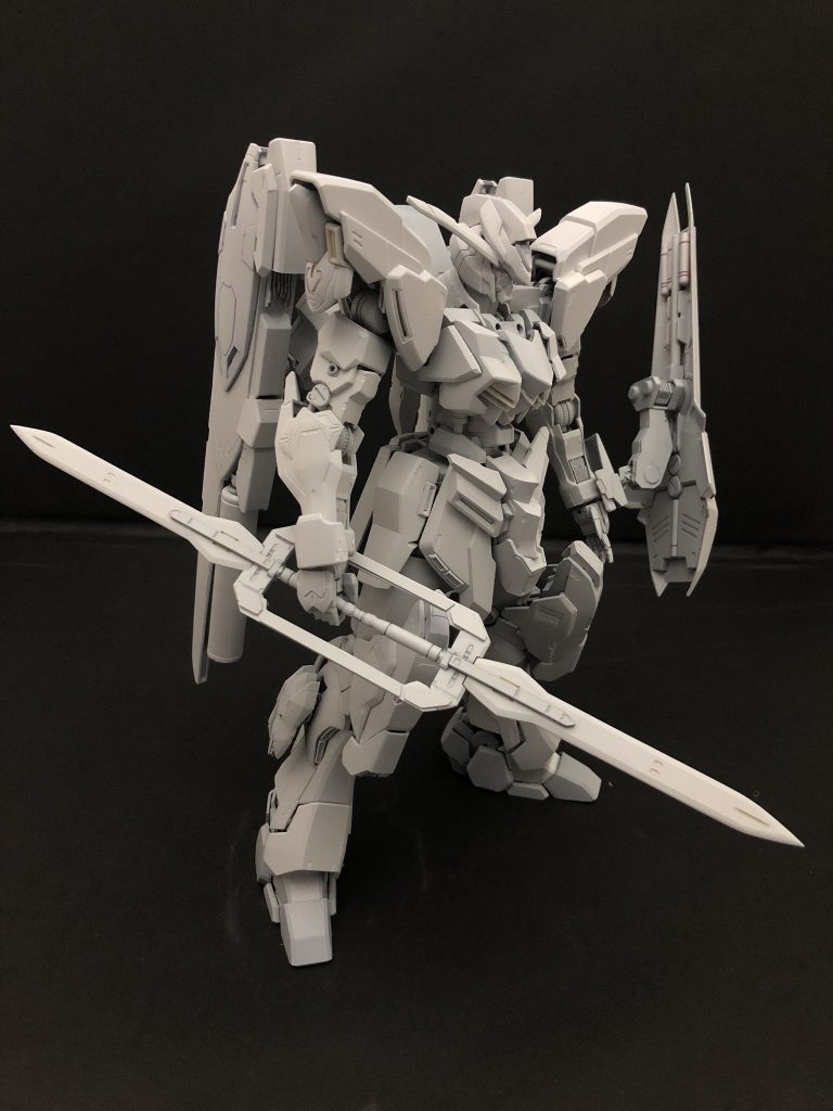 サフ状態
上半身はバエルのガンダムフレームの首や肩、二の腕や腹部を大きく延長してバランス調整してます。