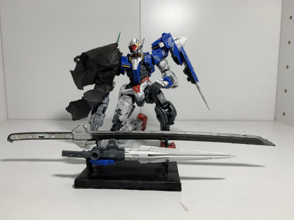 固定武装は対ビームコーティングマント、GNシールド(右腕は小型)、主武装はGNソードII、GNソードIII、大型太刀で、各武装全てダメージ加工が施されています。オーバーサイズな武装ってロマンあるよね!