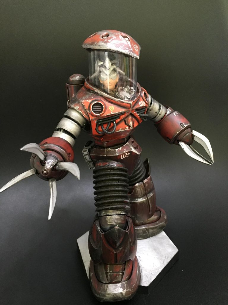 ヘッド部にペットボトルを加工して潜水ヘルメットを装着。4爪の劇場バージョンにしました。