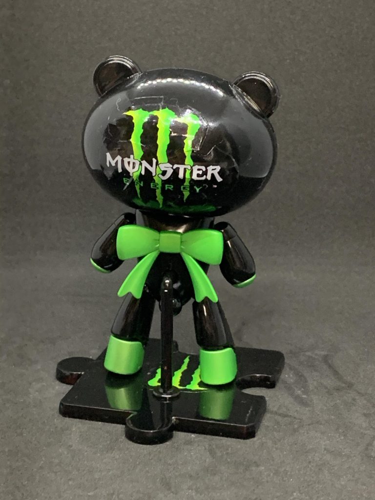 ステッカーは市販のものを購入して使用しました。後頭部に貼るの、地味に苦労したぞ！