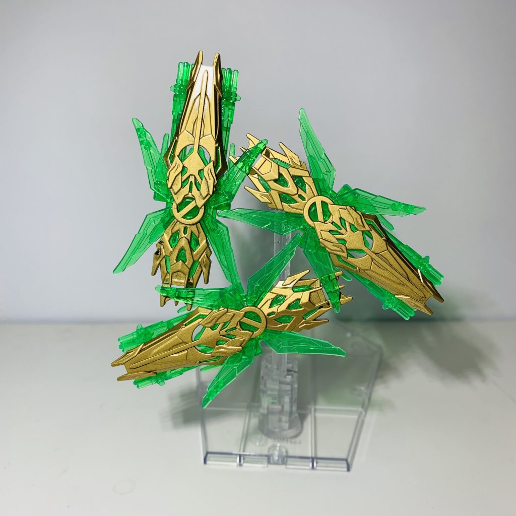 実はこれ説明書には載ってないんですが二体買うと3枚シールドを演出できると言う隠しギミックが施されてるんです。
買う予定がある方は是非オススメです。