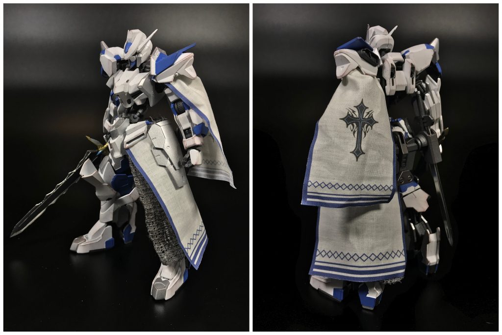 ## [シュヴァリエル・パトリキウス]
クルセイダーの少年、クロヴィス・ミューラ・ファミリア専用にカスタムされたシュヴァリエル。

外見は素のシュヴァリエルに近いが、内部のセッティングなど、彼の癖が反映されたカスタムが施されている。

布地には聖王国国旗のほか、彼の故郷、ミューラ族のカナド文様が刺繍されている。