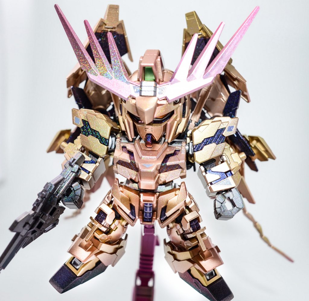 ゴールドは、ガイア・Exゴールドを中心に調色。クレオス・メタルピーチを混色してグラデーションをかけています。