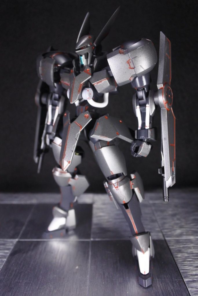 外装のほとんどはガンメタ、靴部などはミッドナイトブルー、フレームはジャーマングレーで塗装しました。