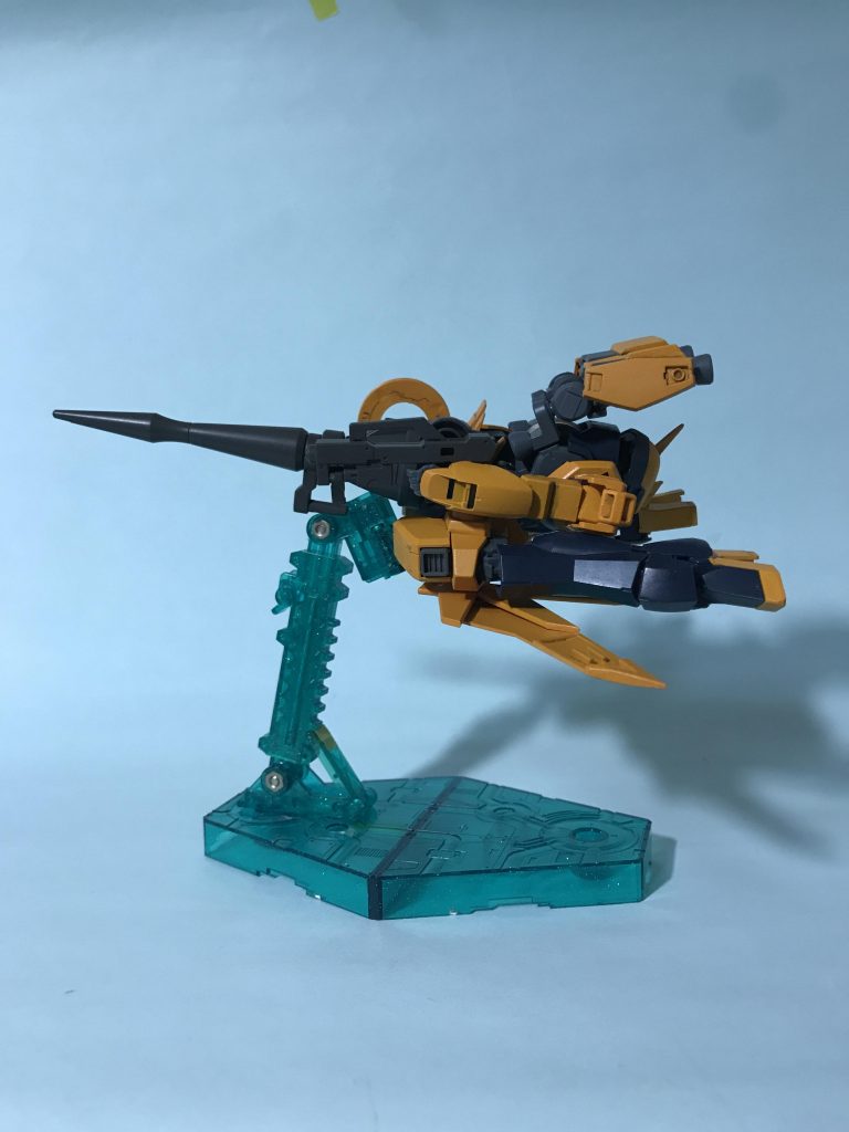 そしてこちらが変形した状態。
ランスに磁石を取り付けて機首にしています。
よく見るとお尻にランスをくっつけて後ろ向きに飛んでいるとんでもない格好…。
絶対にパイロットは酔う…。