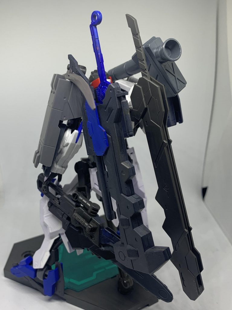 背面
それと後ろに重心が行ってるのでスタンドを使わせてもらいました
まあ武装が7つもあると後ろに行きますよね‪w