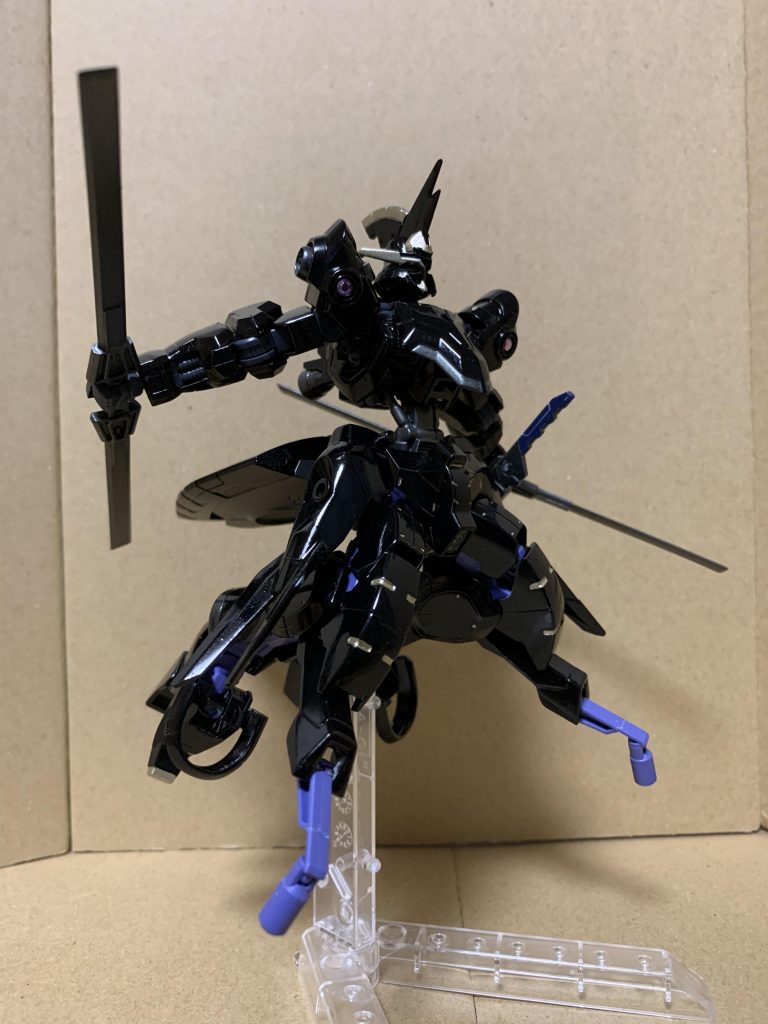 グライデンパックを発動された高機動形態。ホバー走行で戦場を駆け巡ります。