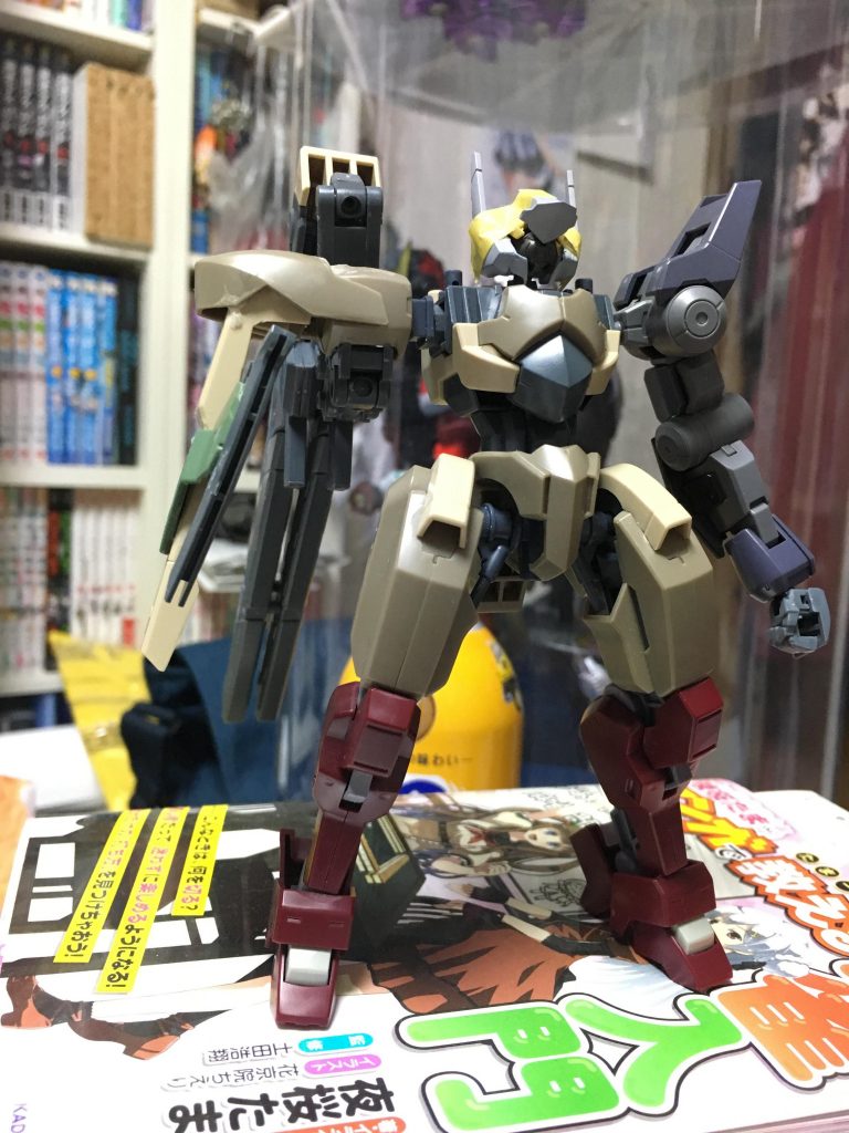 最初の肩上に担ぐ方式をとろうと思っていたときのものです。そのため正面からサイドにかけて、ビームシールドで覆う予定でした。しかし上手くいかなかったので急遽変更して今の方式になりました。