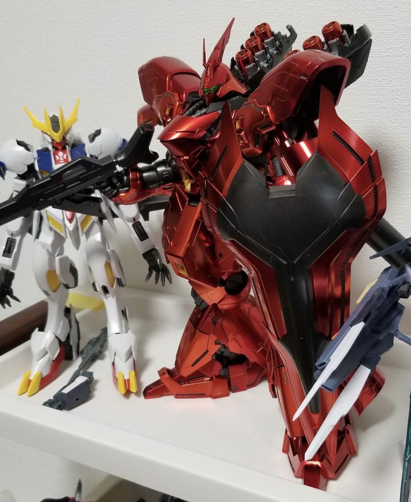 素組です。これだけでも満足してしまいそうなレベルですね。
まだ塗られていないバルバトス君も横に立ってますが、同じ素組とは思えません。流石2万するプラモです。