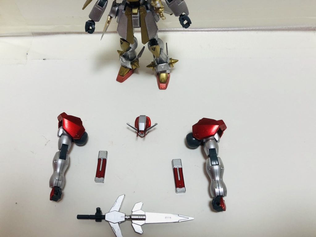 アーマーは冠、腕、サイドスカートを交換
剣は切るのではなく、叩き潰すという感じで刀身は太くなっています。