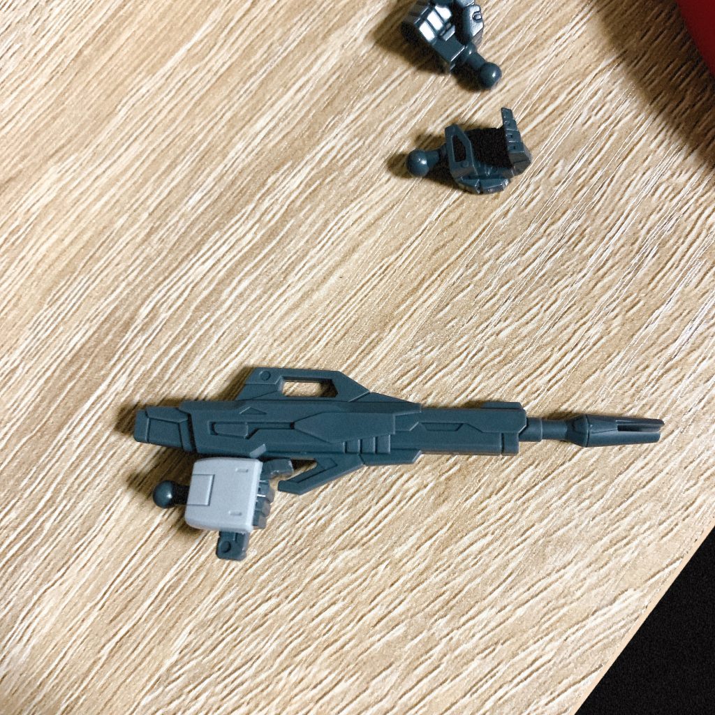 キットのハンドパーツが気に入らず、ストライクノワール付属のハンドパーツを使用しました。トリガーに指を添えられるようになりました。