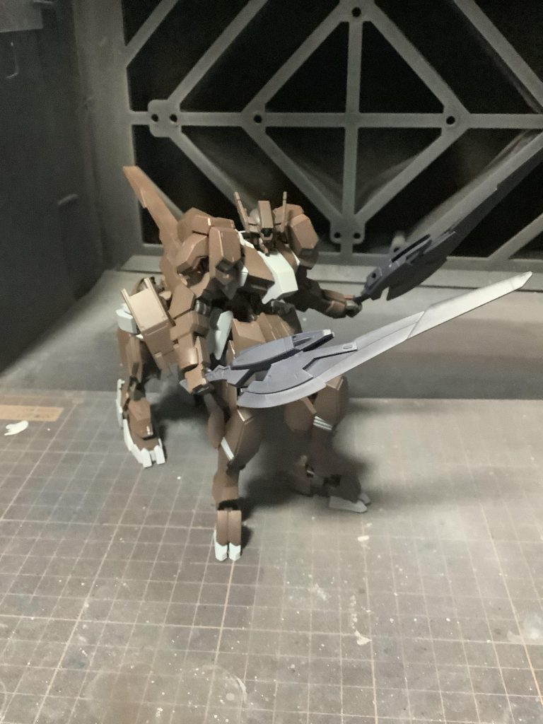 武装は二本の大剣のみで射撃武器は持っていない。だがナノラミネートアーマーによりビーム兵器には非常に強固な耐性を持つ。その耐性と四足の機動力を生かし、突撃しながら近接戦闘を仕掛けてくる。