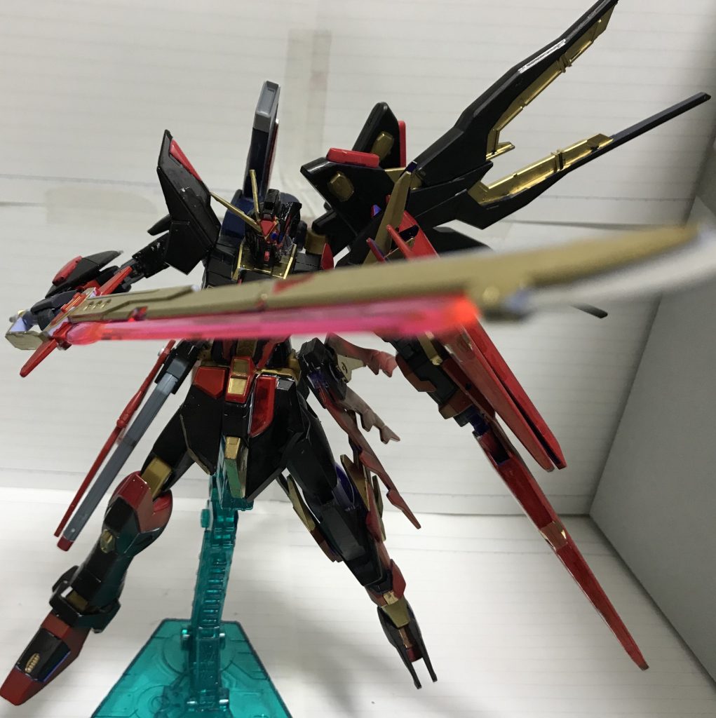 この黄金のアロンダイトは初代。すなわち原作のロストフリーダムの武器をイメージしたカラーリングとなっています