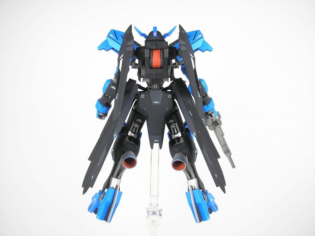 ▲上記の説明文にもありますが、ブルー系塗料で塗装する部分、ブラック系塗料で塗装する部分、胸部のホワイト系塗料で塗装する部分を明度違いで2色ずつ準備し、2トーンで彩色してみました。