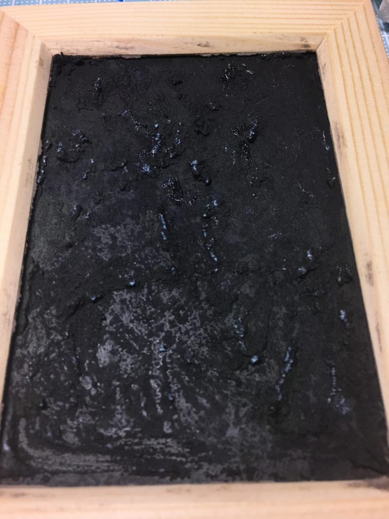 ベースは100均の額縁にテクスチャペイントを塗って黒サフ
その後シタデルのコントラストとシェイドで整えました