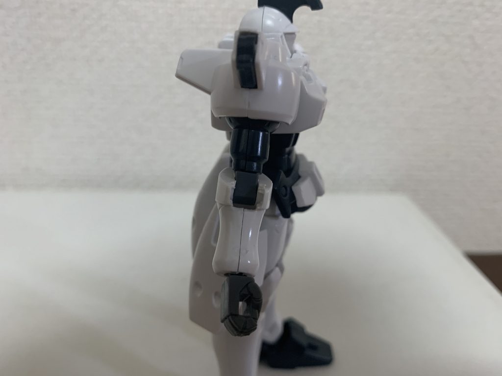 肘のところのバリが再販される度に酷くなってくるように感じます。