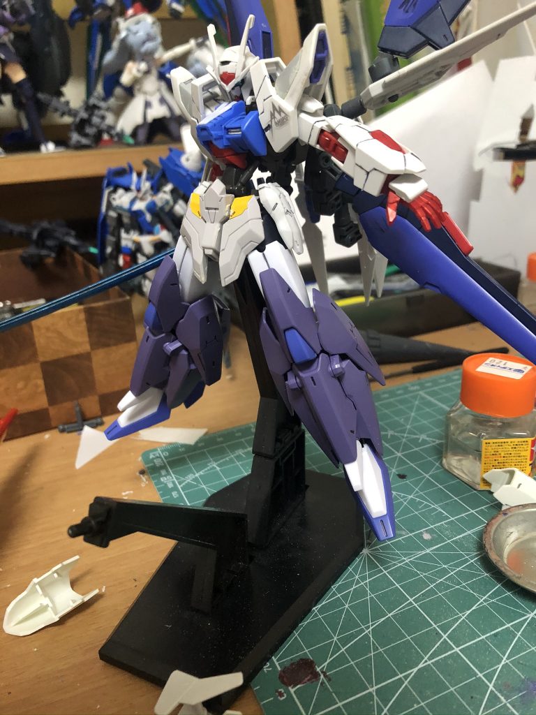 塗装前
今回の塗装はガンダムマーカーのブルーを使ってますあと筆塗りです