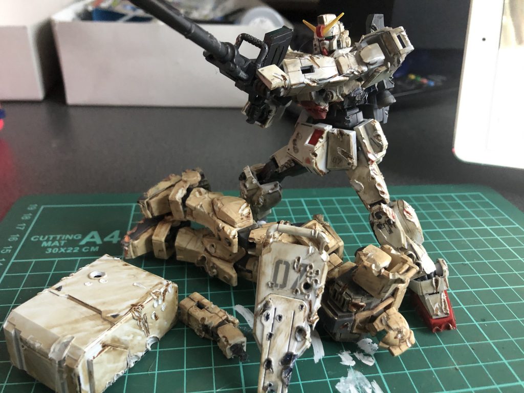 ジオラマに置く前のもの。
陸戦型ガンダムは胴体部分を白色塗装でオリジナル機体を表現。