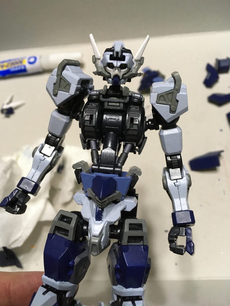 側頭部にアンテナ追加。30ＭＭのアルト用オプションパーツから片方のアンテナを切り取って使用。これに元々のダンタリオンアンテナ付けると、、、なんか仮面ライダーバルカンみたいじゃない？？