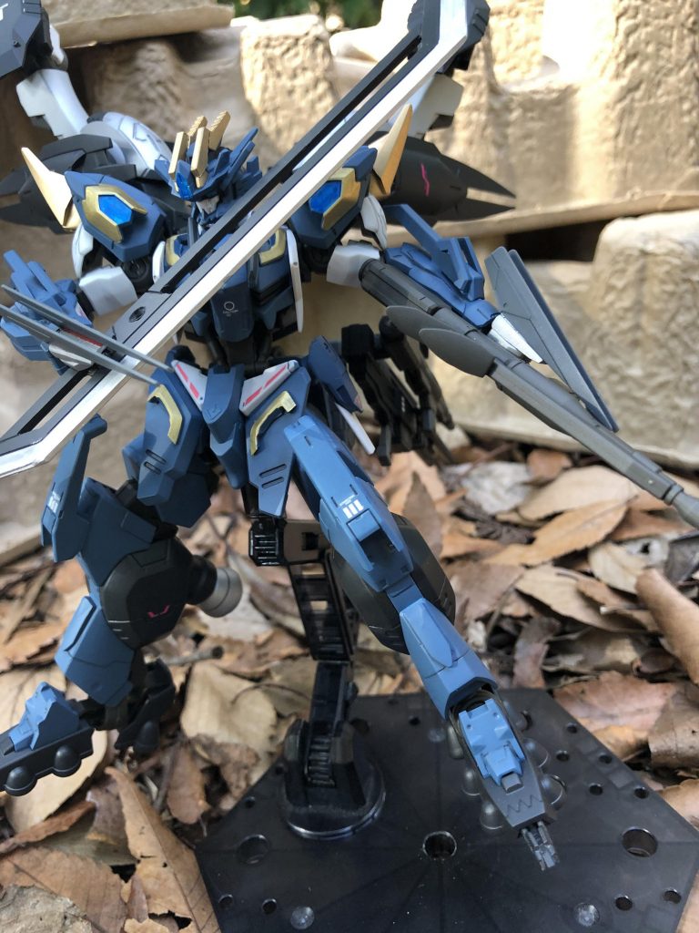 武装その②:大型ブレードです。
ティエレンのカーボンブレードみたいな持ち方できます。
プラ板を切り出して作りました。
こいつで思い切りぶった斬ります。