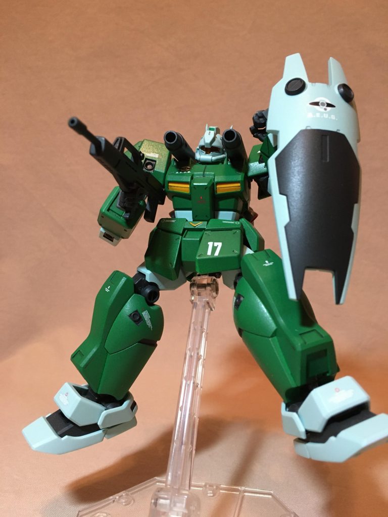 ジム・キャノンIIです。Zガンダムの映画にちょこっと出てきた機体を参考にチョバム・アーマーをエゥーゴカラーで塗っています。