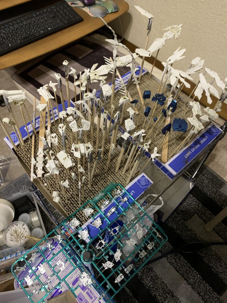 塗装中。
ガンダムベース限定版は金色のパーツはどちらかというと黄色に近い形成色だったので、素組みしても劇中のような質感は得られないと思い、久々のエアブラシの練習も兼ねて塗装。
下地をベースホワイトで軽く塗装し、その後金色を上塗りしてます。