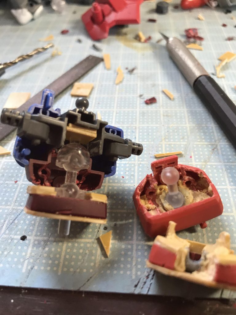 腰も延長する際ボールジョイントを仕込んで若干前後へ動くようにしてます(左)本当に若干です