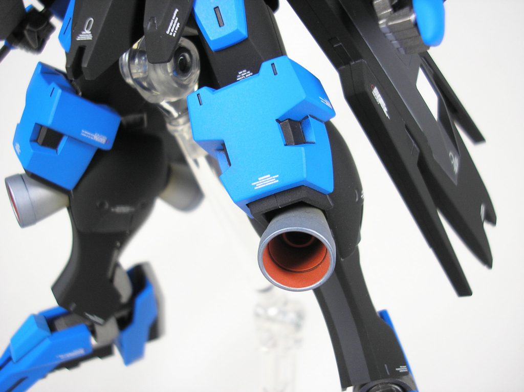 ▲両脚と左膝周辺。
これらの部分も各部同様に細かく丁寧に塗り分けました。
また、特徴的なバーニア部分もしっかり塗り分けており、薄っすらと焼け表現も施しています。
焼け表現にはタミヤさんのウェザリングマスターDセットを使用しています。