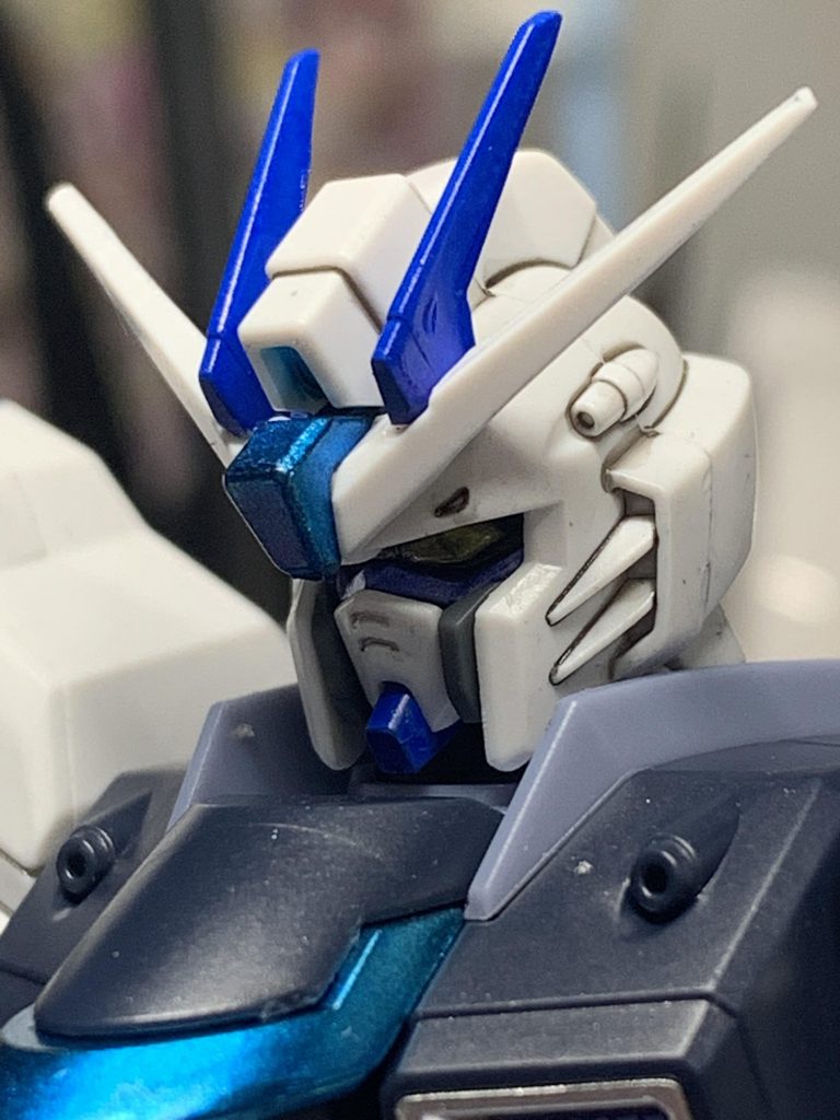 実は当初はアンテナの赤と胸の赤はコスモメタブルーでしたが…