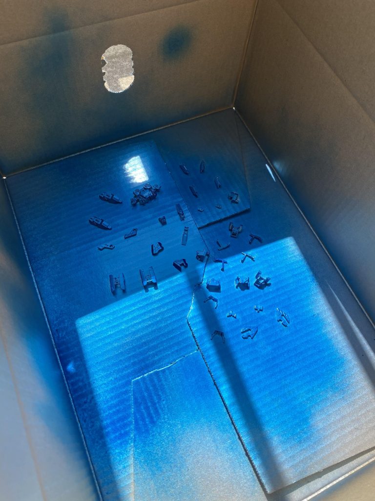 今回はサイコフレームの塗装とフェネクスの部分塗装以外は素組みです(◞‸◟)