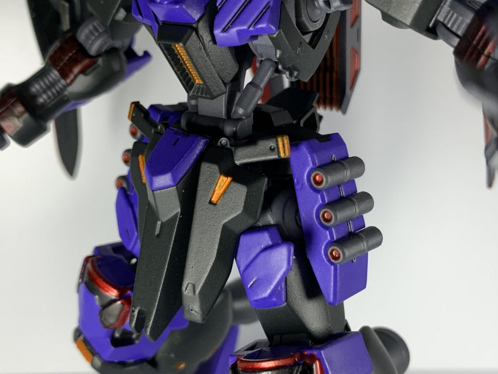 腰のサイドスカートには計6つのグレネードが装備されている