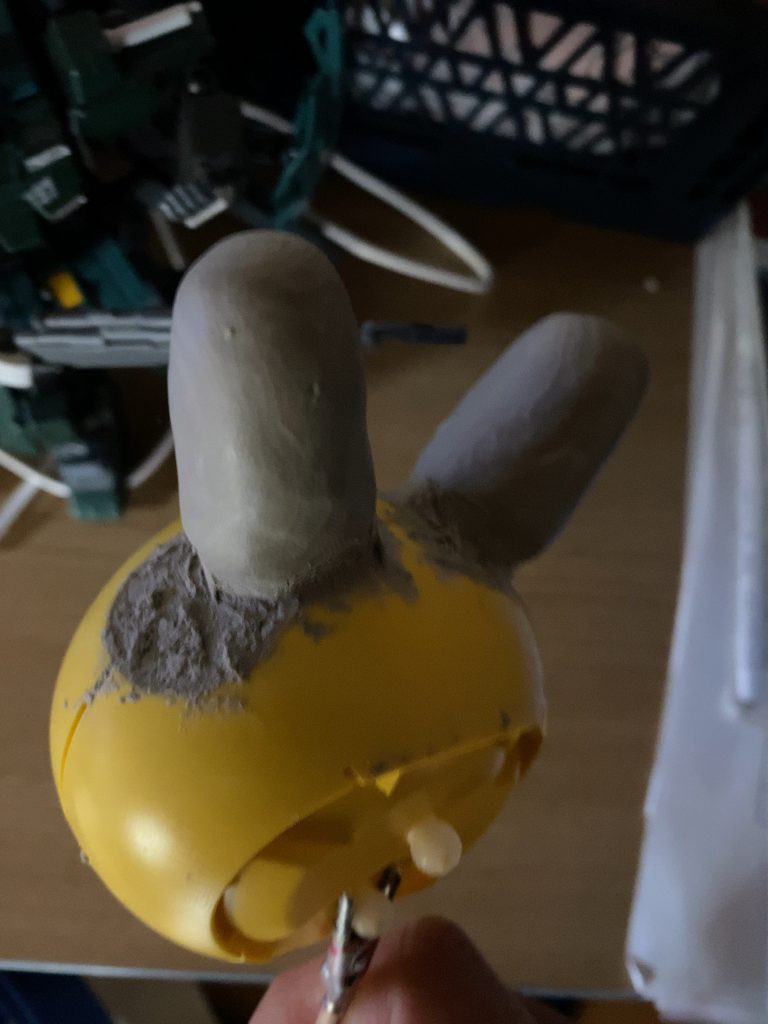 パテで穴を塞ぎうさ耳を製作
