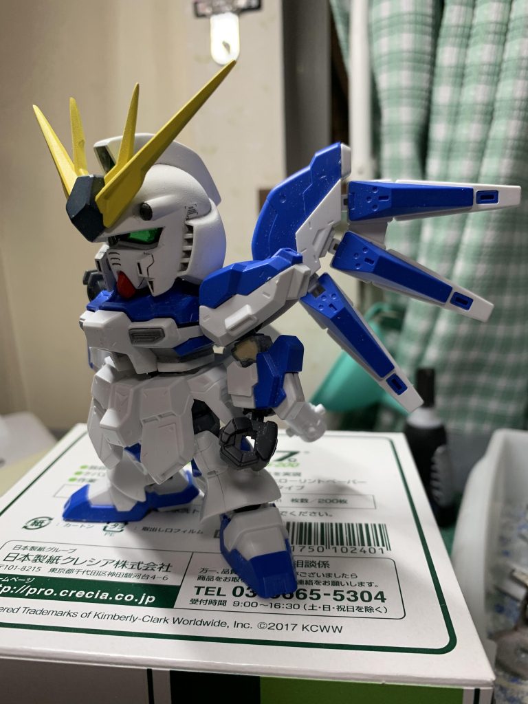 以前作ったνガンダムの頭をのせてみた。