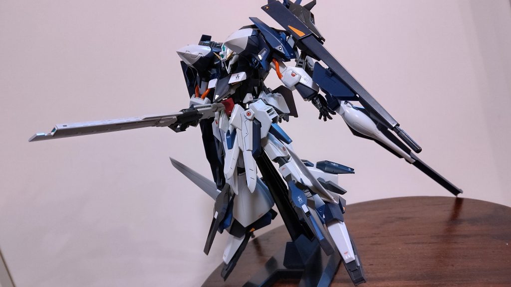 腰の延長と口の角度を変えた他に、装甲を色々盛りました。
腰にはガンダムフレームっぽいシリンダーを仕込んであります。