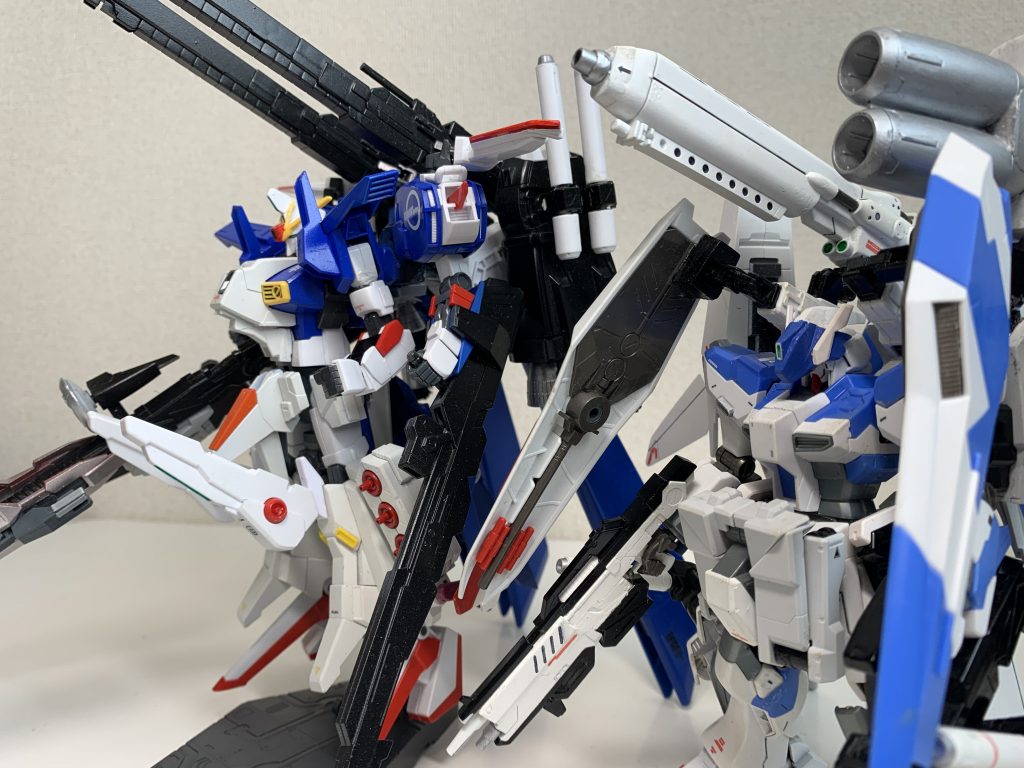 同じチームの射撃担当のHi-ν フルバスターと。
本機体の運用はフルバスターとは違い長距離からの定点狙撃、6個のリフレクターファンネルと2個のセンサーファンネルで死角無しの狙撃を行う。場所を特定され距離を詰められた場合は逃げの一手しかない。