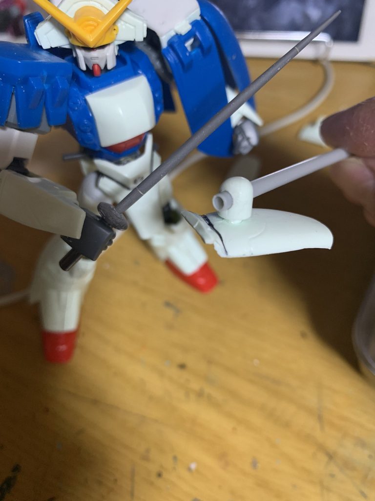 ヴィダールの剣を流用。ちょっと短くして細くして鍔をたたっ切った。鞘の基部は元キットまま。