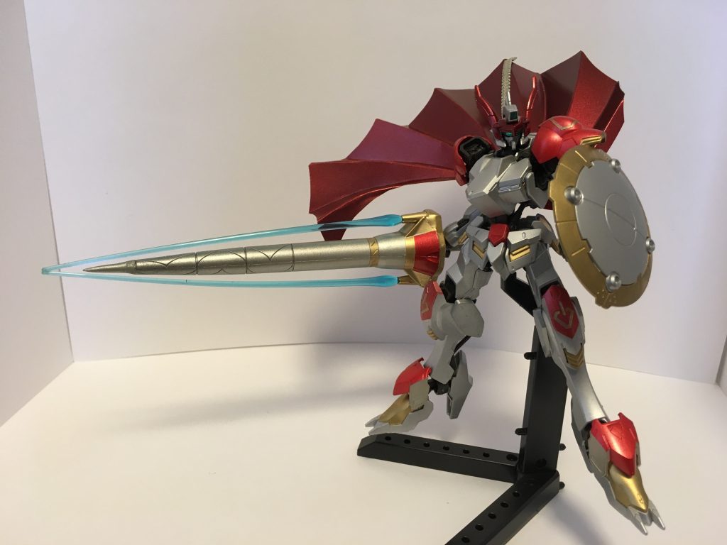 光束刃複合突撃槍:ロンゴミニアド・グラースχ
対MS用の突撃槍(ランス)。槍側面部から光束刃(ビームブレイド)を発生させ、敵装甲を融解・貫穿する主武装。光束刃の基部は、荷電粒子砲としても使用される。