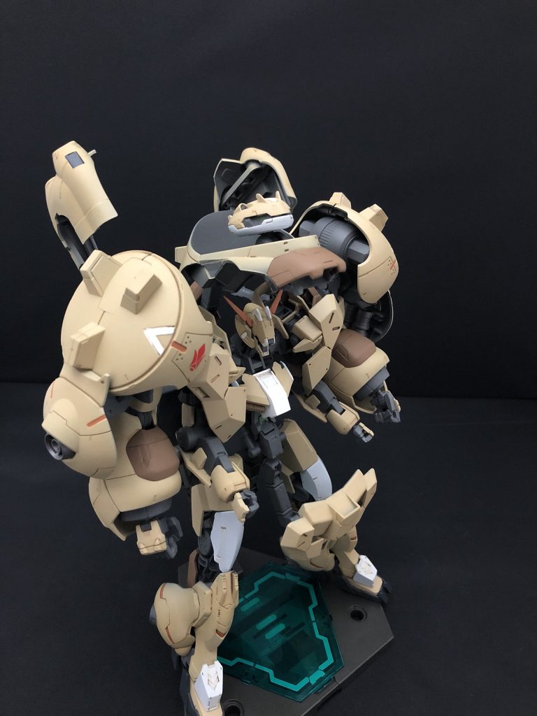 変形途中です。
差し替え無しで変形できます。
