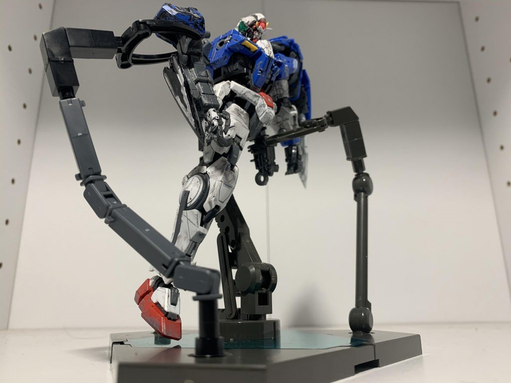 次に修復中の過程。本体のフレームを全部交換。右肩関節部のポリキャップも新しく四角形のもの(最近のHGの肩アーマーと腕を繋げるとこにあるやつ)に変えて、ポロリと関節部負担の軽減に成功。この時点ではGNソードIIIを武装に追加するなんて考えてもいませんでした。