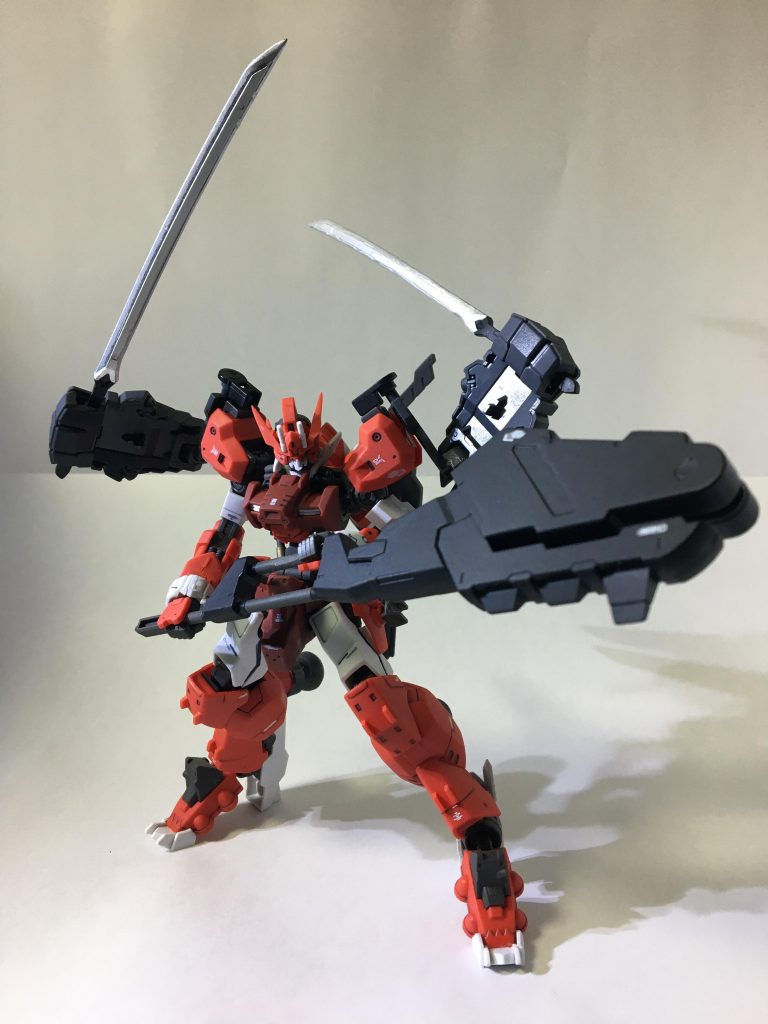 レンチメイスを持って両腕が塞がっている状態でも、もう一組のサブアームで太刀を二刀流。