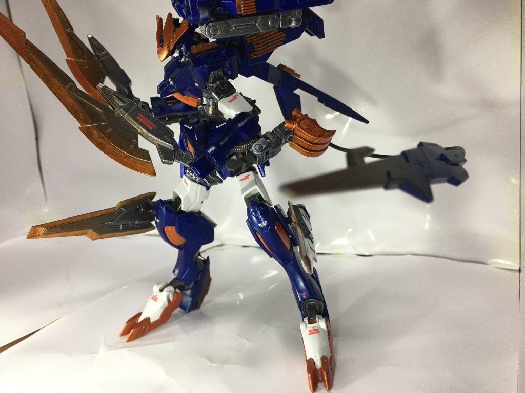 バックパックのテールブレード、両足のバインダーガン、両腕のクローとなっている。
バインダーガンは唯一の射撃武器だが、そのほとんどの機能を機体の推力にしているため、あまり使われない。